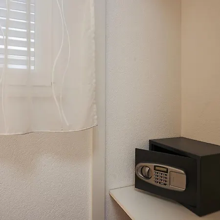 Apartments With A Parking Space Mavarstica, Ciovo - 17803 Trogir Room photo
